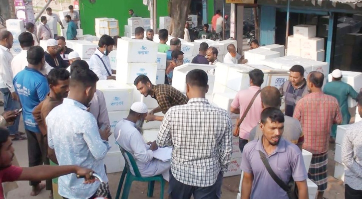 যে বাজারে দিনে মাত্র ৩ ঘণ্টায় বিক্রি হয় ২ কোটি টাকার রেণু পোনা  